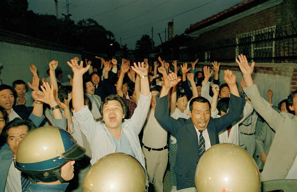 1987年，支持者在金大中家門外要求釋放被軟禁的他。 圖／美聯社