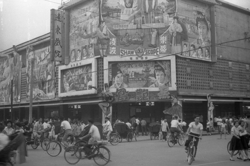 1963年《黑艷鳳》登陸台灣，4、5月間就在台北遠東戲院高高懸起看板，不料遇上《梁山伯與祝英台》瘋狂轟動，大批影迷穿越「黑艷鳳」三個木片立體字踏入遠東戲院大門，欣賞樂蒂、凌波扮演梁祝。 圖／聯合報系資料照片。