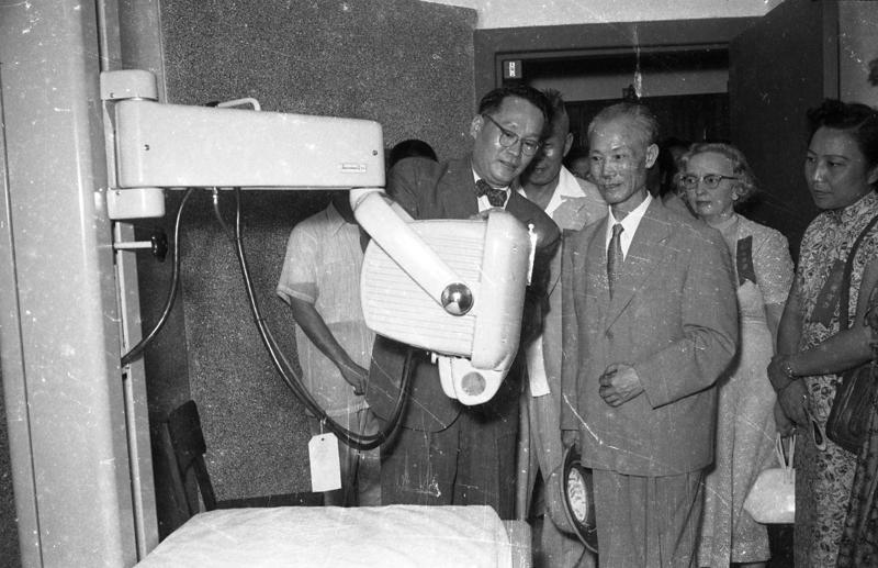 1954年8月19日，台大醫院放射線科，病理科及病歷室三部門舉行落成典禮，時任副總統陳誠（右三）參觀。圖／聯合報系資料照片