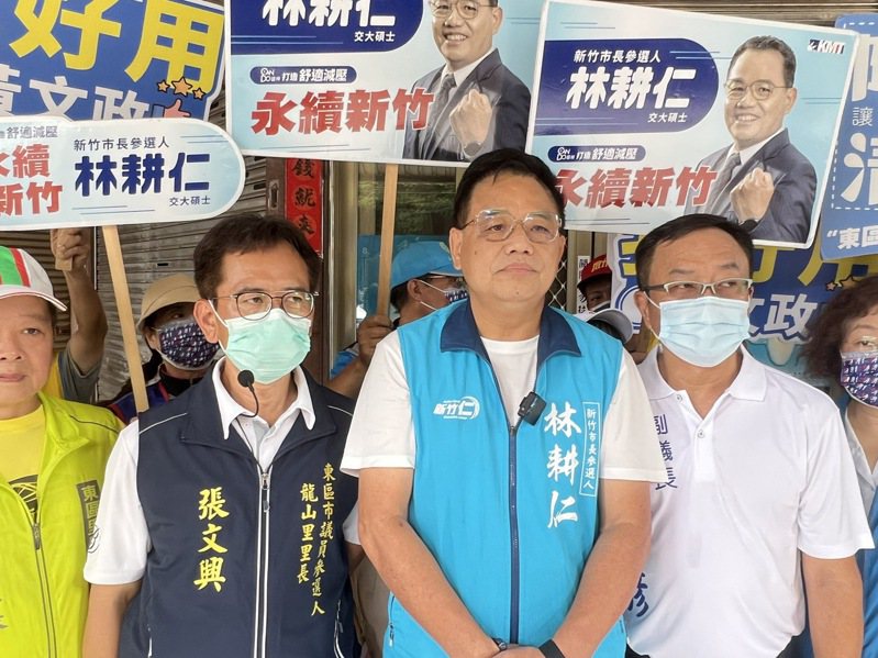 國民黨新竹市長參選人林耕仁今天持續掃街，並針對時事議題受訪。圖／林耕仁競選團隊提供