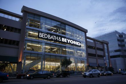 億萬富豪投資人柯恩出清對家居用品零售商Bed Bath & Beyond的持股，致該股暴跌。彭博資訊