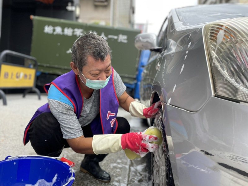 人安基金會新竹平安站最近透過就業創新方案輔導街友「阿仁」從事人工洗車工作。圖／人安基金會新竹平安站提供