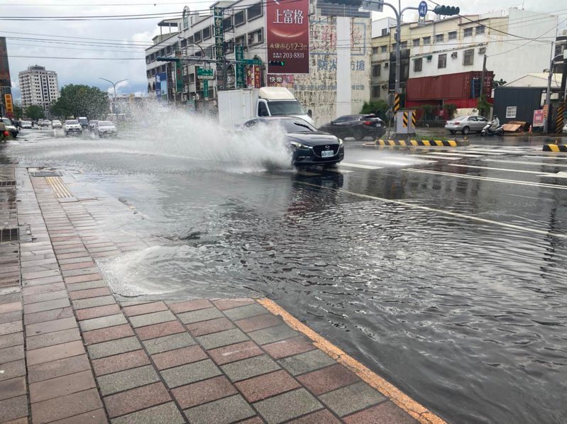 台南市永康區永大路三段8月上旬暴雨淹水半個輪胎高，當地里長很無奈。圖／議員陳秋萍提供