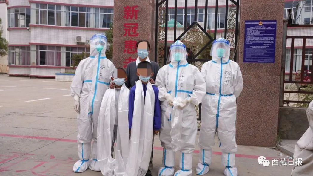 西藏官員坦承疫情嚴峻，圖為日喀則首批無症狀感染者17日出院，受到防疫人員贈與哈達...
