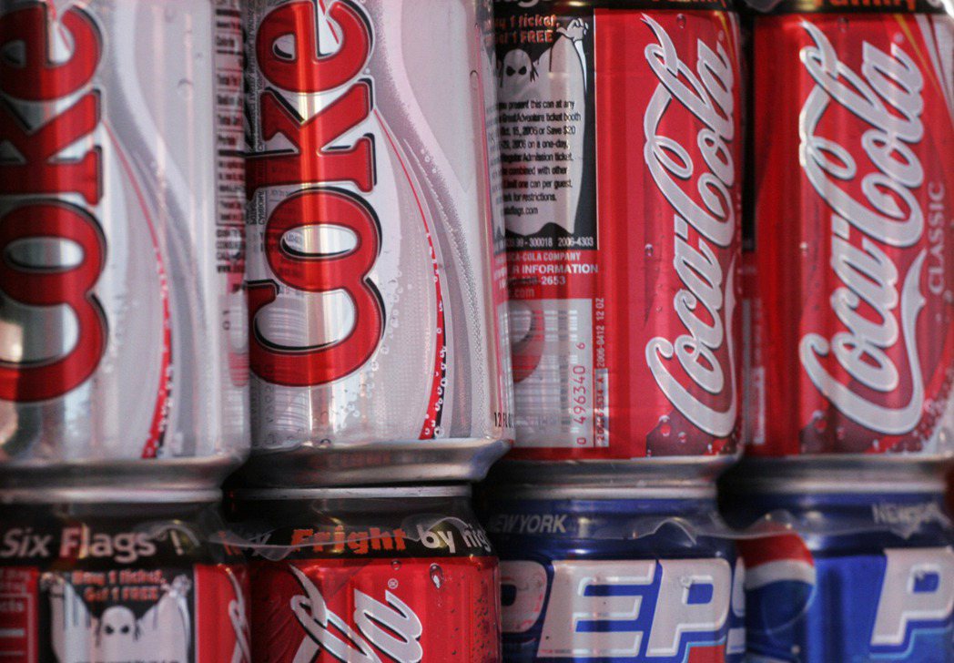 民眾尋求垃圾食物的慰藉，帶動可口可樂等相關類股今年來上漲。美聯社