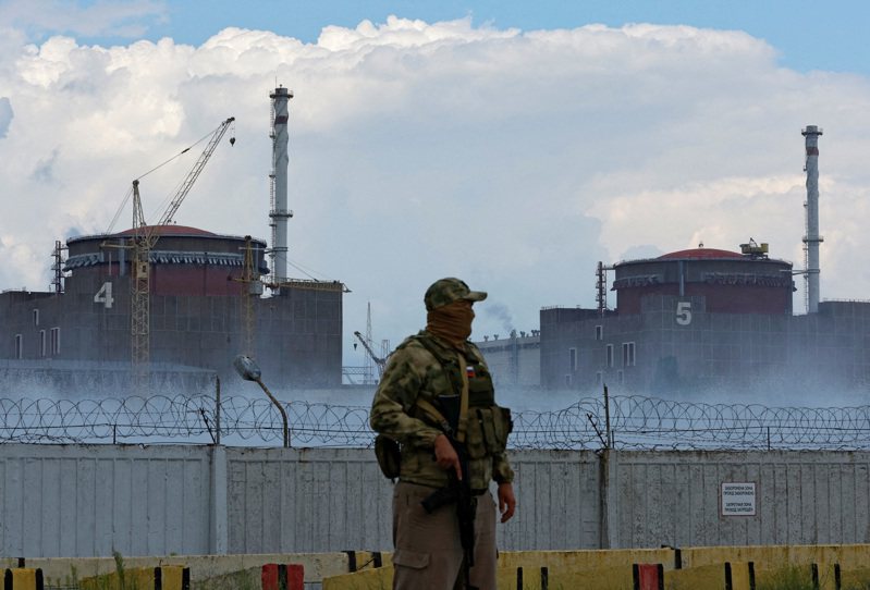 一名俄軍士兵4日在札波羅熱核電廠附近站崗戒備。路透