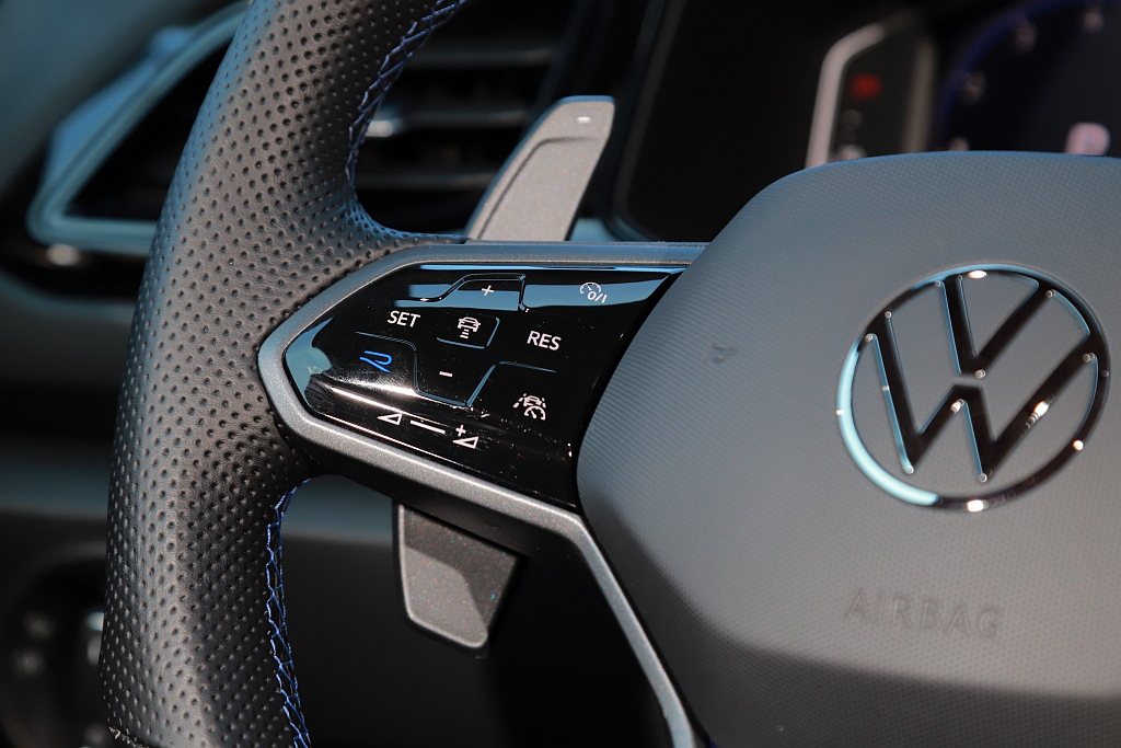目前最新Volkswagen R車款都會有專屬R賽車模式與方向盤快捷鍵，按下之後...