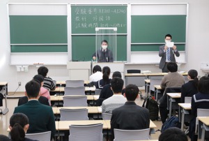 東京大學教養學部現在決定7月底至8月的期末考取消特殊考評，回歸一般傷病假補考原則。路透
