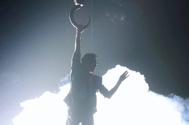 44歲男星「披荊斬棘」玩命！單臂懸吊10米高炸翻初舞台