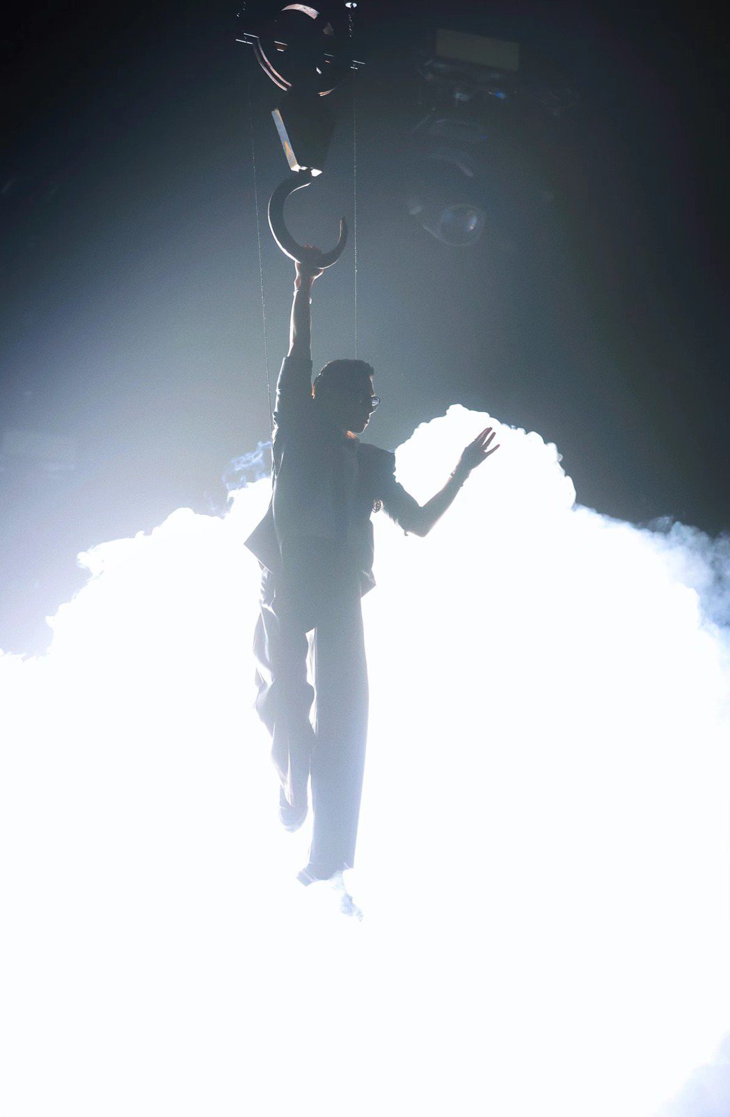 吳建豪單手吊著Ｃ字掛勾，從10米高處空降舞台。圖／環球音樂提供
