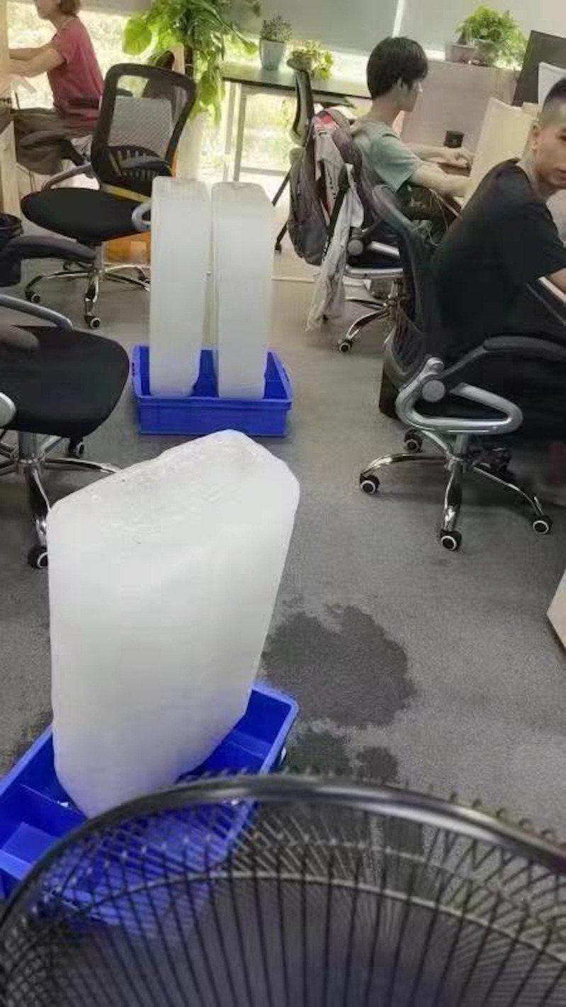 網傳騰訊辦公室出現大型冰塊。（網上圖片）