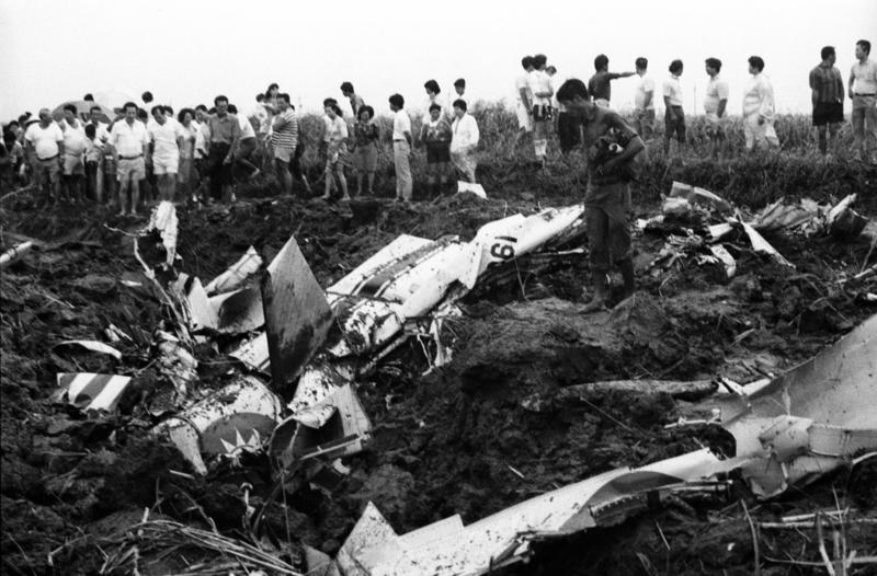 1990年8月21日空軍B-1900型飛機墜機失事畫面。圖／聯合報系資料照片