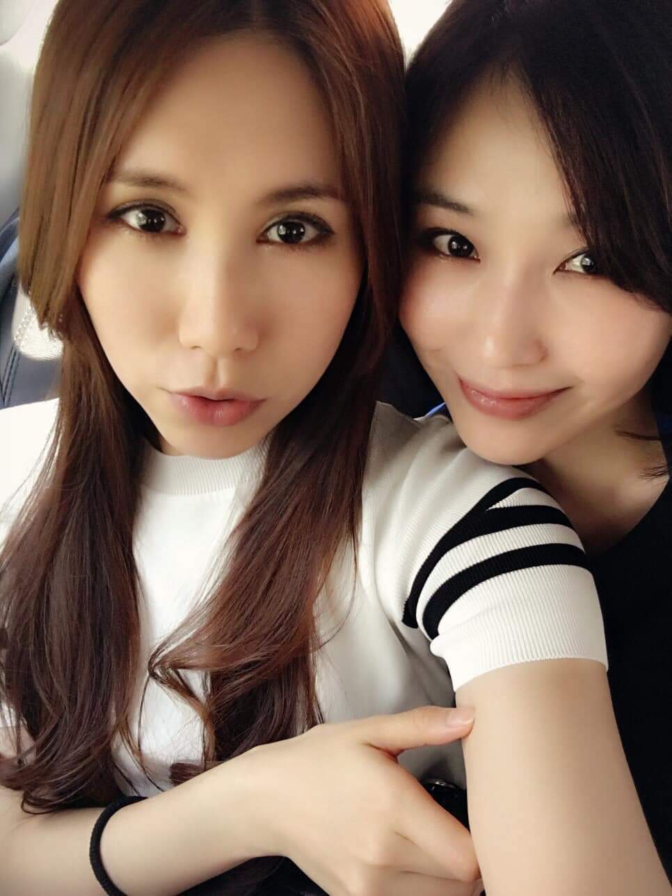 余筱萍（右）和妹妹余苑綺感情親密。圖／摘自臉書