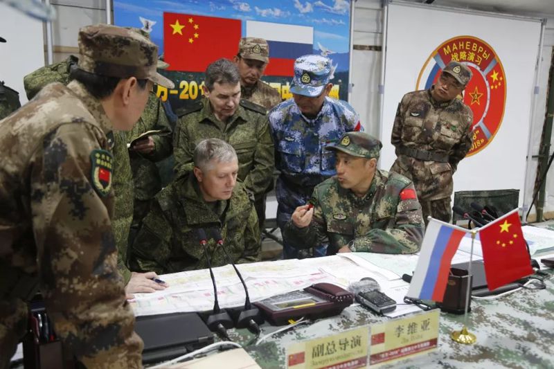 共軍2018年起開始常態性參加俄軍戰略演習，圖為2018年雙方導演部正在磋商演習內容。圖／取自「央廣軍事」微信公眾號
