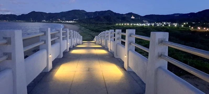 員潭溪景觀橋換新裝融入地景，遠眺野柳岬海景絕佳處。 圖／北觀處提供