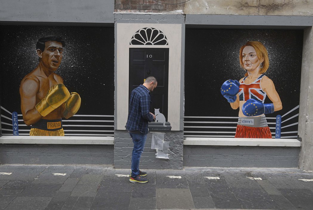 北愛爾蘭貝爾法斯特街頭，藝術家創作蘇納克（左）與特拉斯（右）競爭唐寧街10號首相...