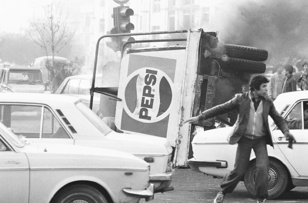 1978年12月伊朗伊斯蘭革命期間，德黑蘭發生騷亂，一輛百事可樂卡車翻覆在路中。...