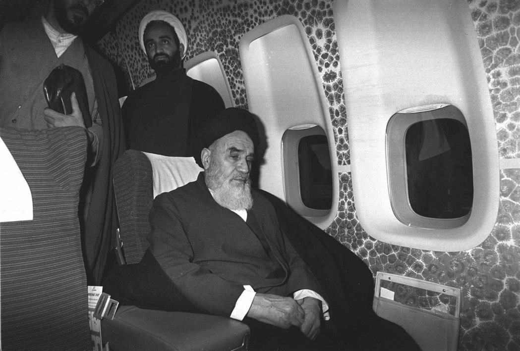 1979年2月1日，流亡45年的阿亞圖拉何梅尼，搭乘飛機返回伊朗首都德黑蘭。 圖...