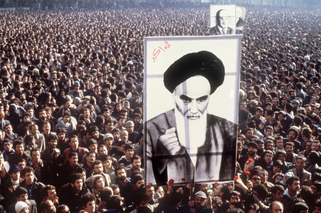 1979年1月，伊朗伊斯蘭革命的示威者聲援當時流亡法國巴黎的何梅尼。 圖／法新社