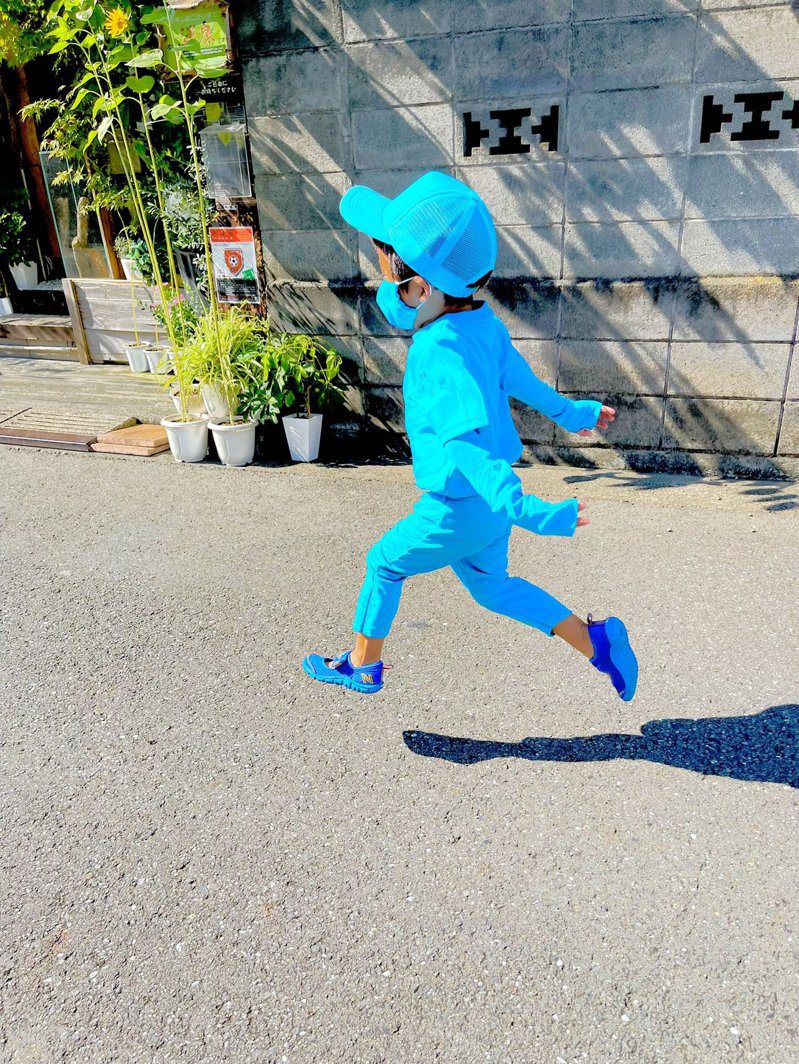 一位日本網友的小孩過動如「小忍者」，因此祖母特別手工製作螢光色衣服以防他走失。圖擷取自twitter