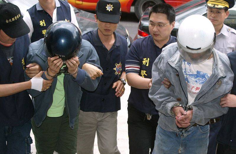 2005年4月發生轟動社會的汐止殺警奪槍案，王柏忠（右）、王柏英（左）兄弟落網被警方移送法辦。圖／聯合報系資料照片