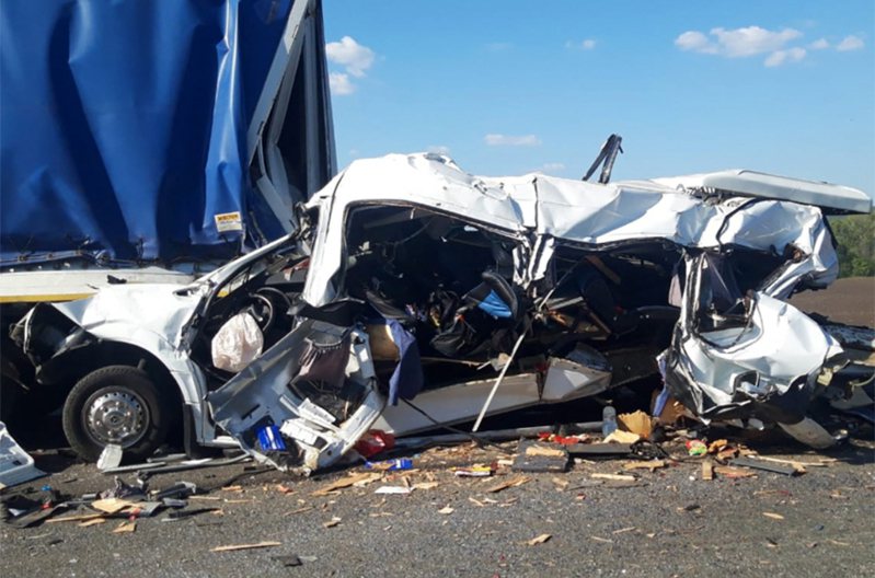 俄羅斯烏里揚諾夫斯克州有一輛貨車與一輛小型巴士相撞，造成至少16人喪命，另有3人送醫治療。 法新社