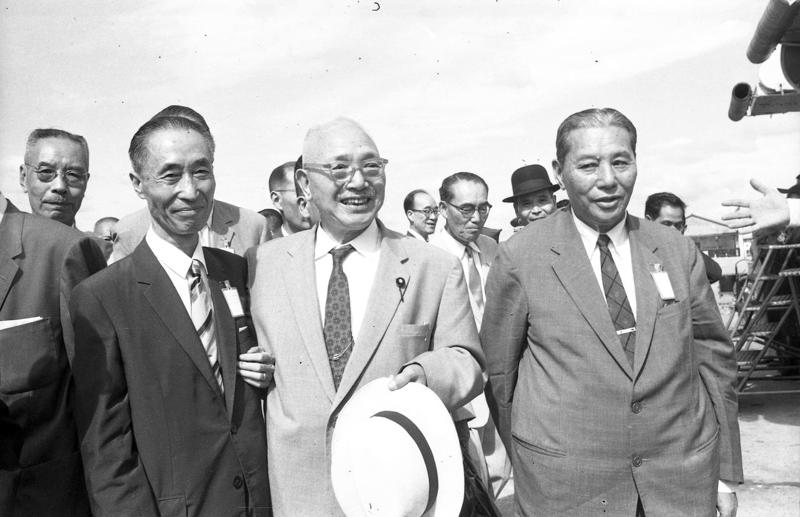 1960年8月22日，日本參議院議長松野鶴平(中)率領參眾兩院議員訪華團抵台，總統府秘書長張群(右)與立法院長張道藩(左)等人到機場歡迎。圖／聯合報系資料照片