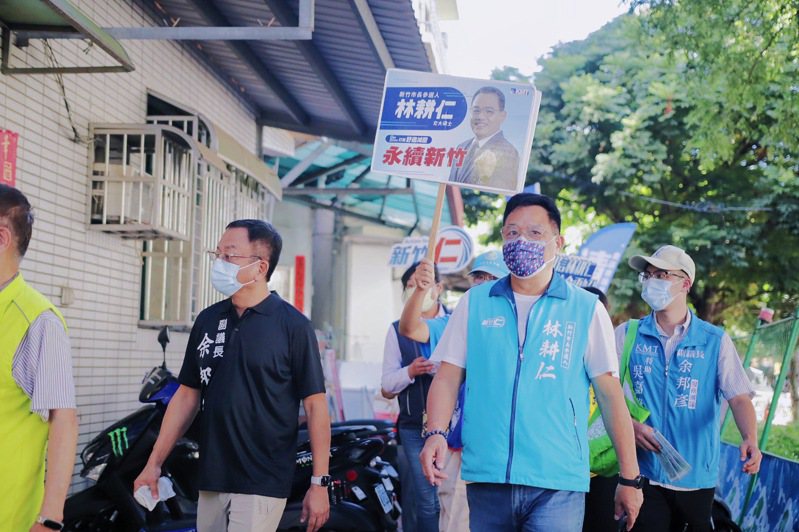 國民黨新竹市長參選人林耕仁（右二）。圖／林耕仁提供