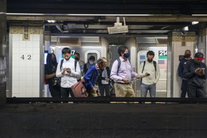 從一則TikTok影音傳出的概念「默默辭職」，近日獲得千禧世代及Z世代知識工作者的廣泛共鳴，它指的並非真的把工作辭了，而是一種心態。圖為紐約市地鐵中央大車站的候車人群。美聯社