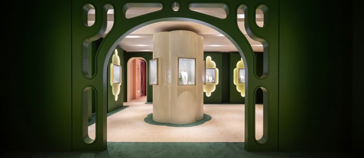 西班牙知名設計師及藝術家Jaime Hayon所設計的多元文化拱門穿插於展覽空間。圖／卡地亞提供