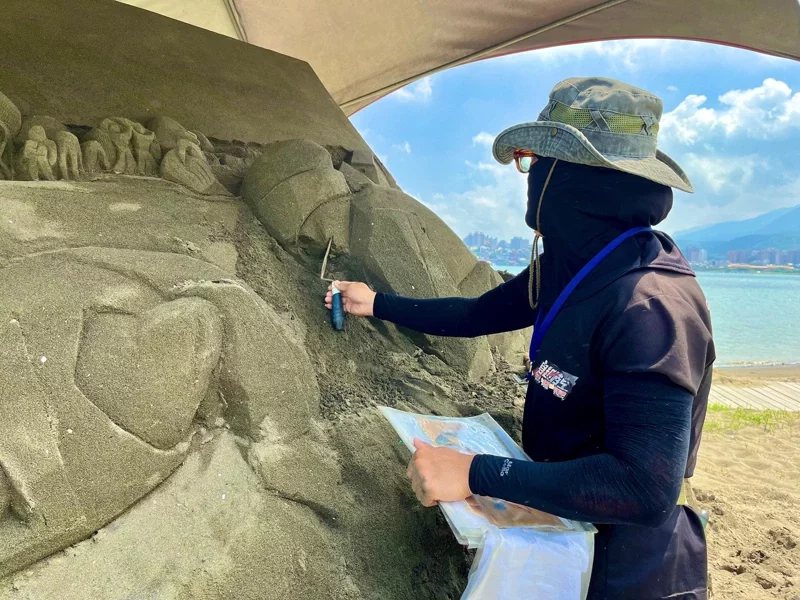 2022八里城市沙雕展8月13日開展，沙雕師以沙雕致敬世界名畫「拾穗」。 圖／新...