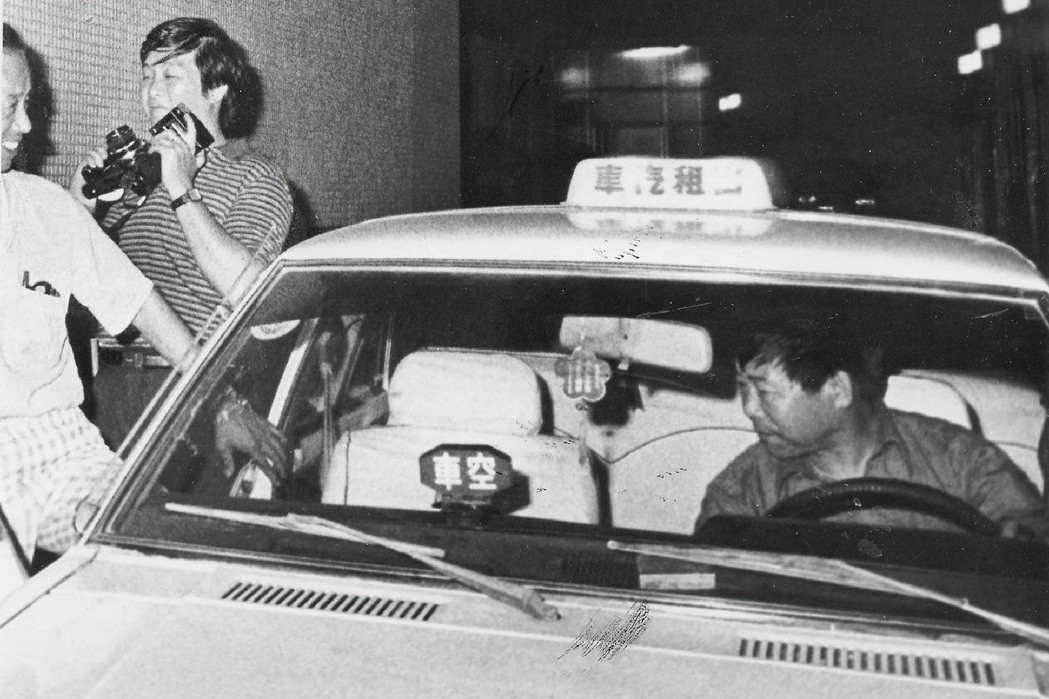 1982年5月7日，計程車司機王迎先（圖右）在被押解至台北秀朗橋尋找贓款時跳河自殺。 圖／聯合報系資料照片