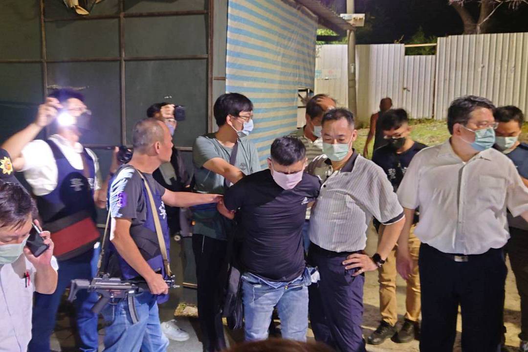 Fw: [新聞] 殺警歹徒搭客運北上在新竹落網 查扣作案警
