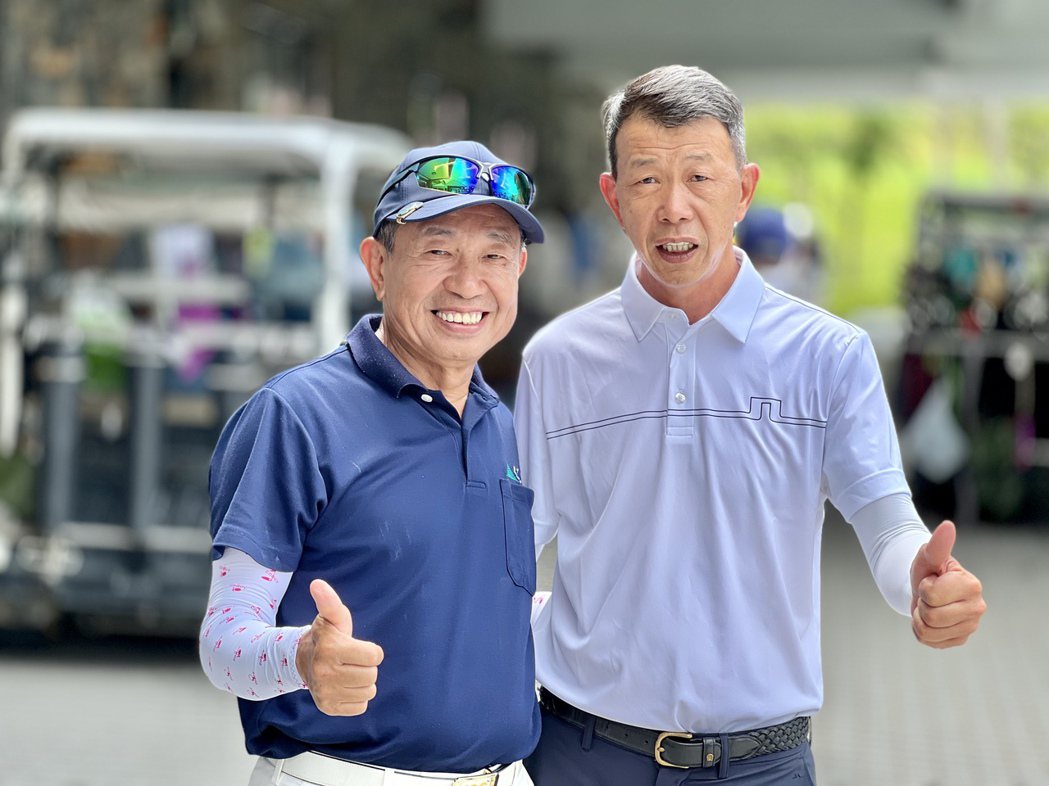 主要贊助商綠林興業公司董事長林果兒(左)與TPGA理事長陳榮興(右)在賽前歡喜合...