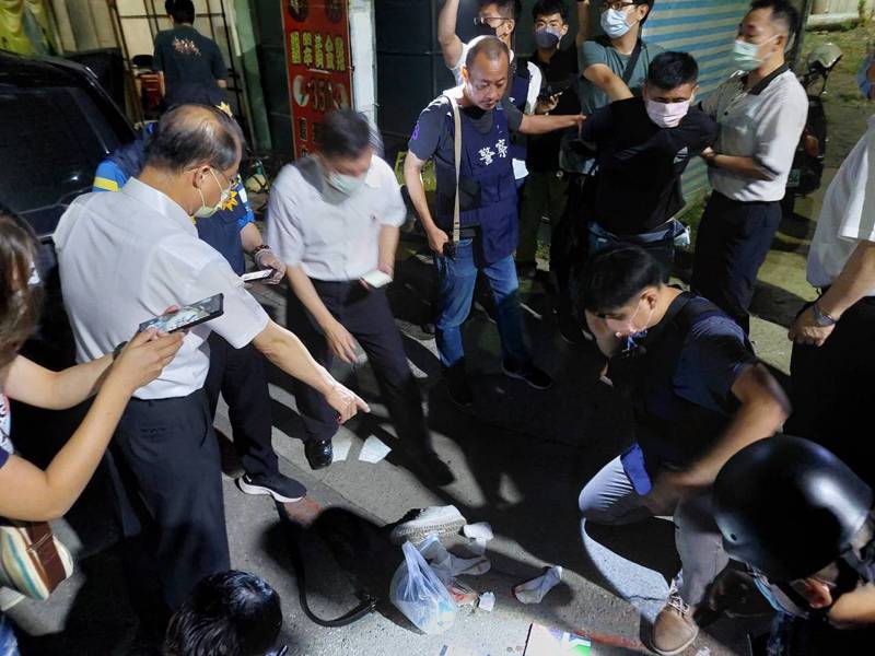 台南殺警凶嫌林信吾新竹市落網，警方在場清點查扣警槍及子彈。圖／台南市警察局提供