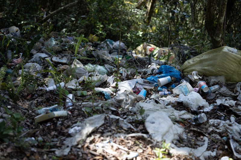 綠色和平研究團隊認為，山林中的塑膠垃圾也是造成微塑膠充斥的元凶。圖／綠色和平提供