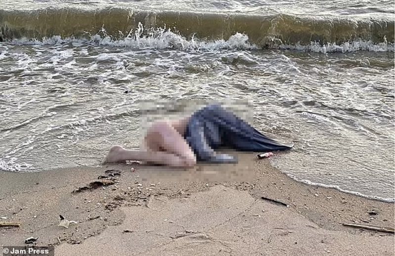 每日邮报22日报导，泰国春武里府一处海滩日前发现了一具「尸体」，警方获报到场后才发现是一个价格约2万泰铢的超逼真性爱娃娃。画面翻摄：MAILONLINE(photo:UDN)