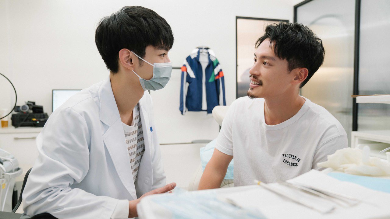 許孟哲(右)飾演病人，與飾演牙醫助理的鄭湋曄似乎有曖昧情愫。圖／結果娛樂提供