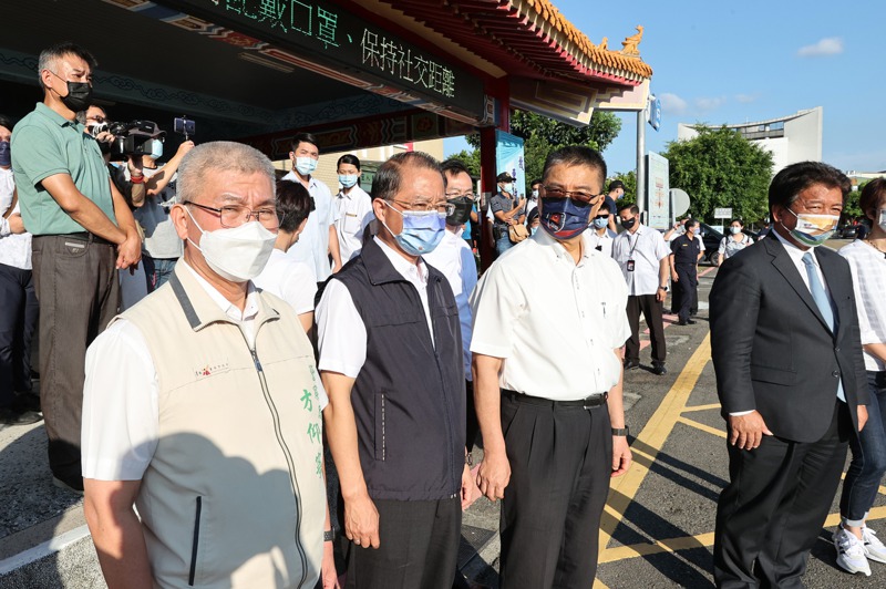 台南殺警案發生後，總統南下慰問2位殉職員警家屬，台南市警察局長方仰寧（左）在場迎接。記者劉學聖／攝影