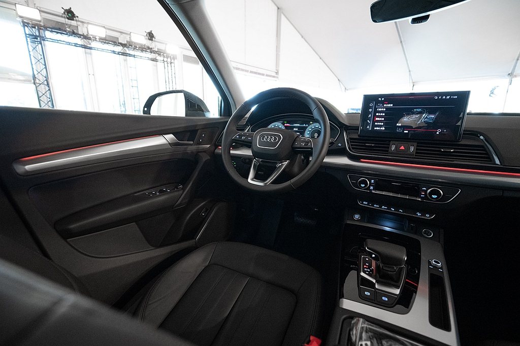 Audi Q5全車系搭載12.3吋Audi全數位虛擬駕駛座艙plus，與10.1...