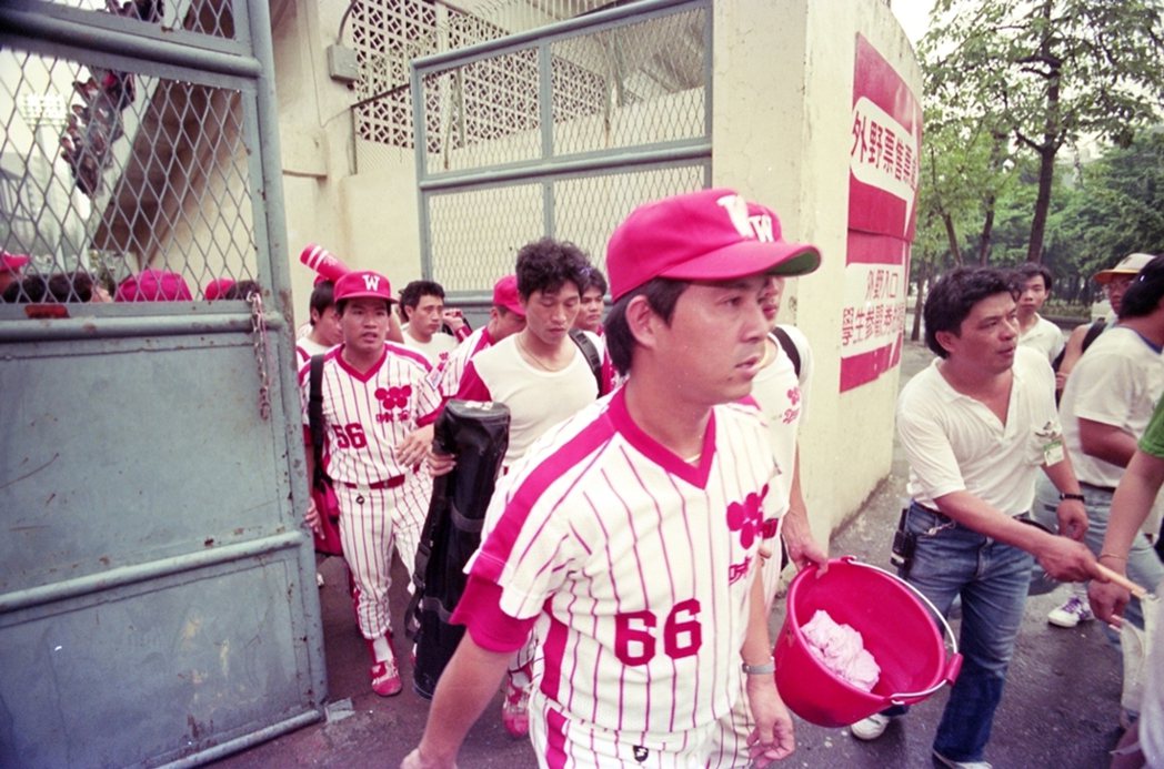 1991年，徐生明因不滿聯盟處理方式率隊離場。 圖／聯合報系資料照片