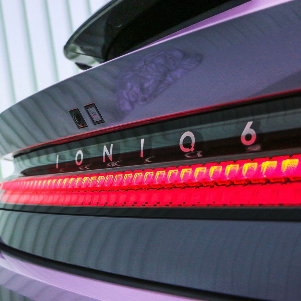 Hyundai IONIQ 6提供58kWh、77.4kWh兩種不同容量的鋰電池...