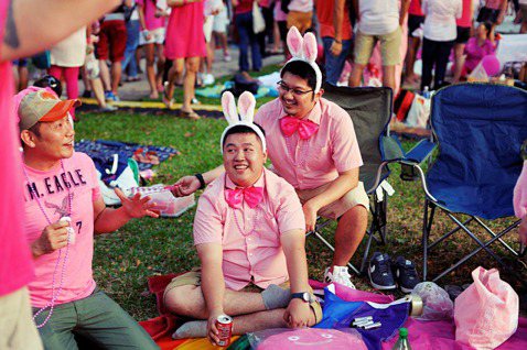 新加坡總理李顯龍宣佈星國政府將除罪化男性間的合意性行為，但同時也表示將保留婚姻僅...