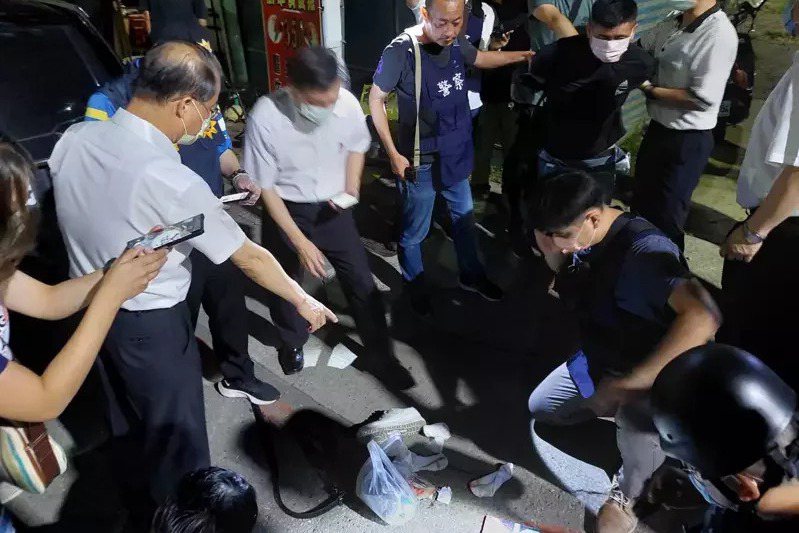 台南殺警凶嫌林信吾在新竹和欣客運站落網時，警方在現場清點查獲的警槍及子彈。 圖／台南市警察局提供