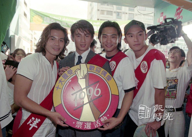 「十大最受歡迎偶像歌手票選活動」至台北東區造勢。圖為沈洋（左起）、吳奇隆、杜德偉、張震。圖／聯合報系資料照(1996/10/25  陳立凱攝影)
