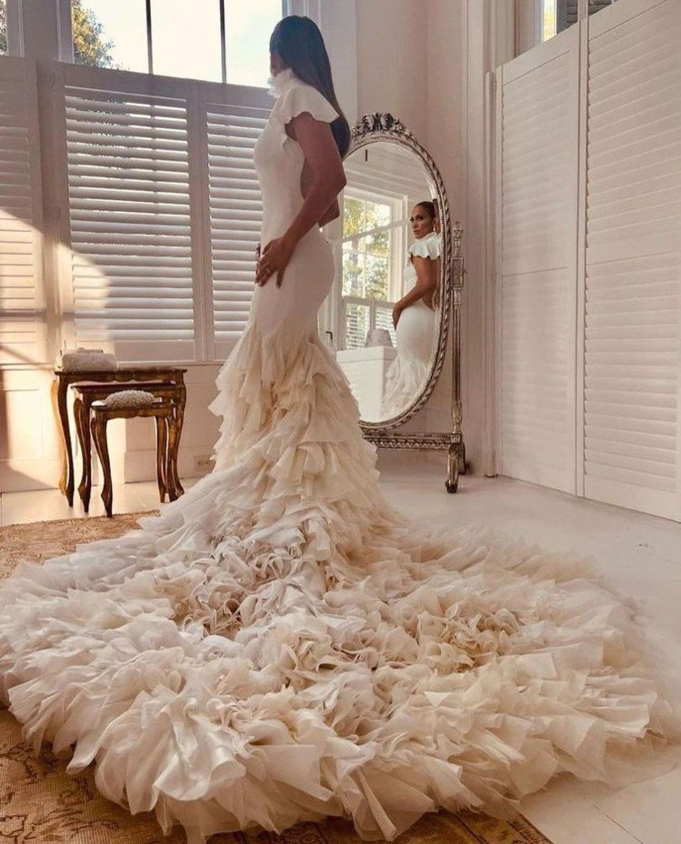 珍妮佛洛佩茲曝光要價總計1.2億的3款Ralph Lauren絕美婚紗。圖／摘自...