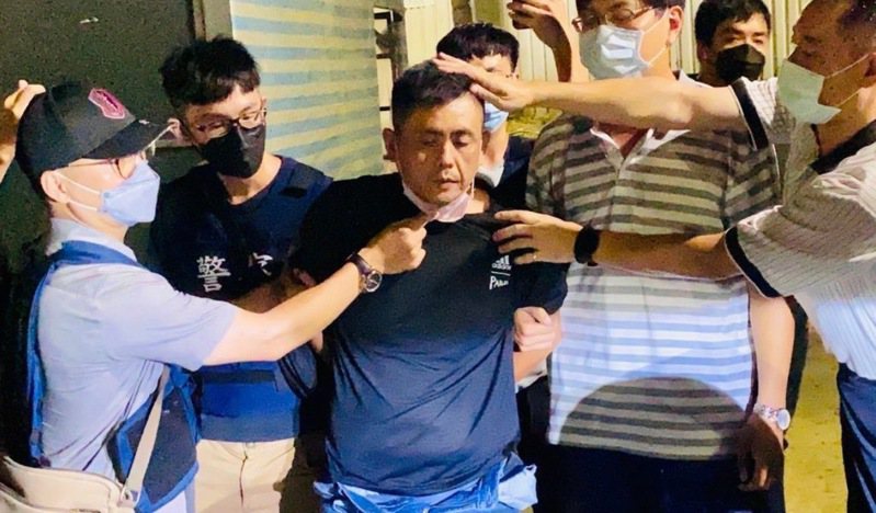 逮人 台南市兩警遇襲雙殉職震驚全台，經過17小時追捕，警方昨天在新竹客運站逮捕凶嫌林信吾（中）。圖／民眾提供