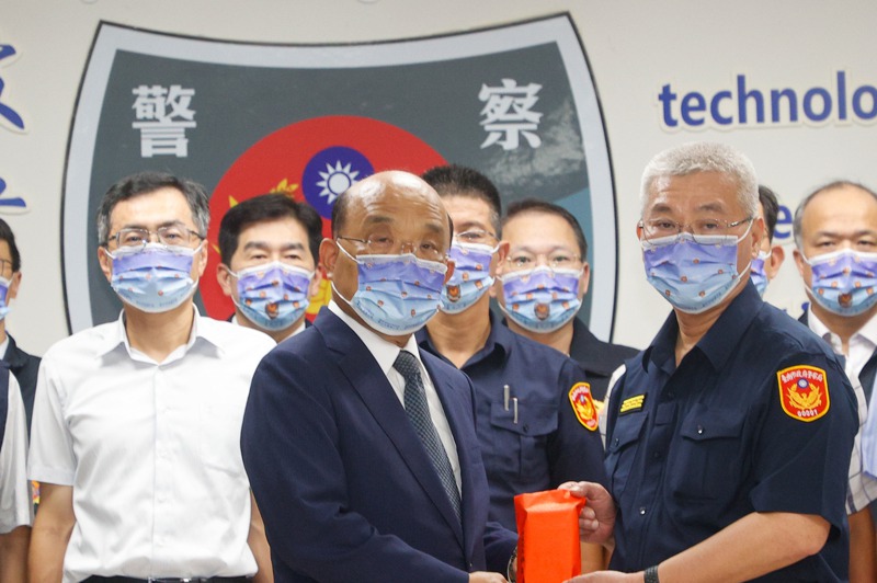行政院長蘇貞昌昨下午抵台南市警三分局慰問基層員警的辛勞，也頒發破案獎金。記者黃仲裕／攝影