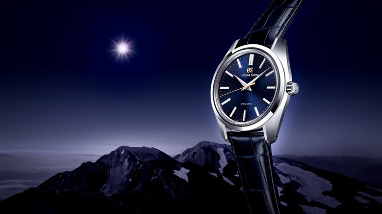 逢44GS誕生55周年，於是Grand Seiko便從信州山區深秋夜空滿月的迷人景致獲得啟發，打造了全新限量紀念腕表。圖／SEIKO提供