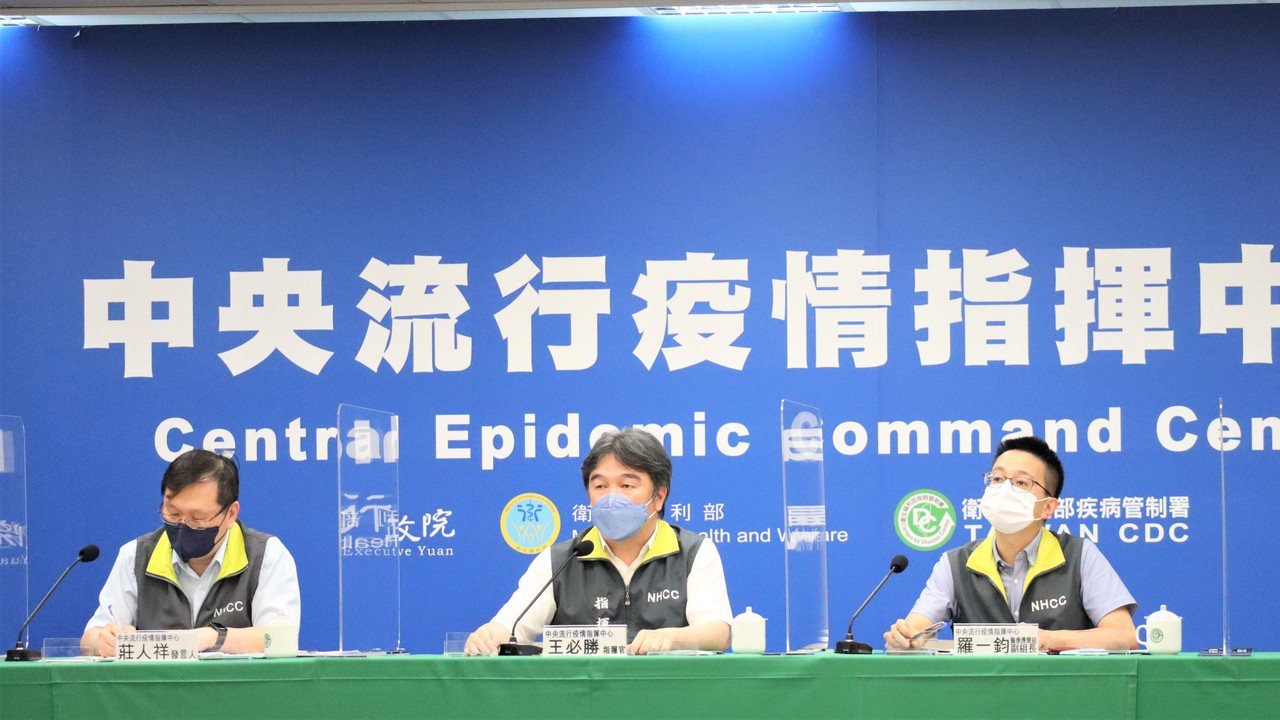 指揮中心指揮官王必勝（中）表示，下周確實有機會突破3萬例，而兒童確診比例不易估計，盼能盡量提高疫苗覆蓋率，將把握開學前持續催打。圖／指揮中心提供